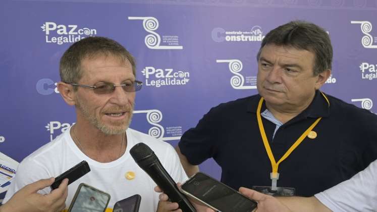 Emilio Archila y Hernando Londoño conociendo los proyectos productivos de las familias que dejaron a un lado el cultivo de coca. / Foto : Jorge Gutiérrez / La Opinión 