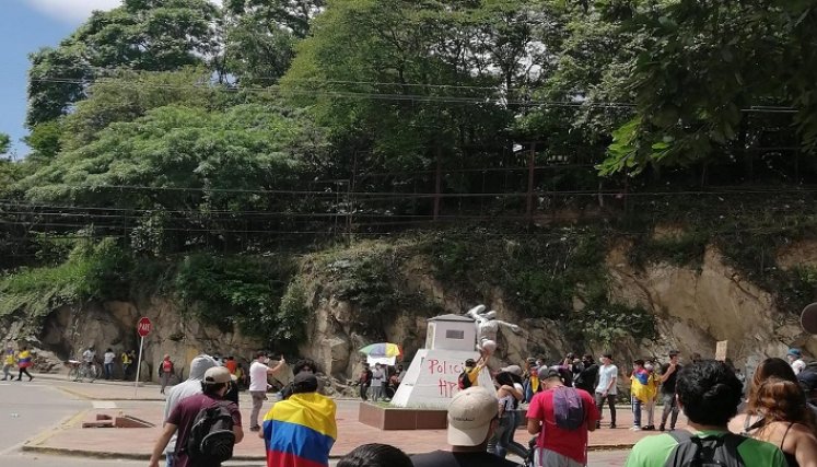 La estatua fue derribada durante las protestas sociales.