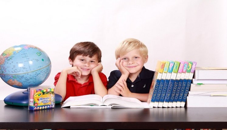 Niños estudiando