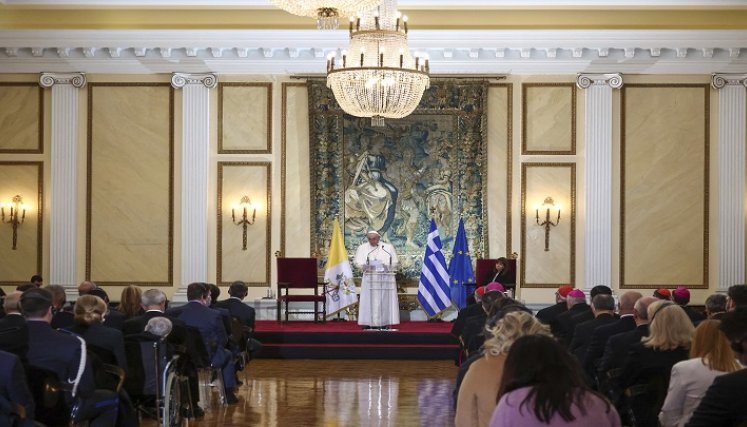 Francisco, que pasará dos días y medio en Grecia, habló ante la presidenta de la República helena, Katerina Sakellaropoulou. /AFP