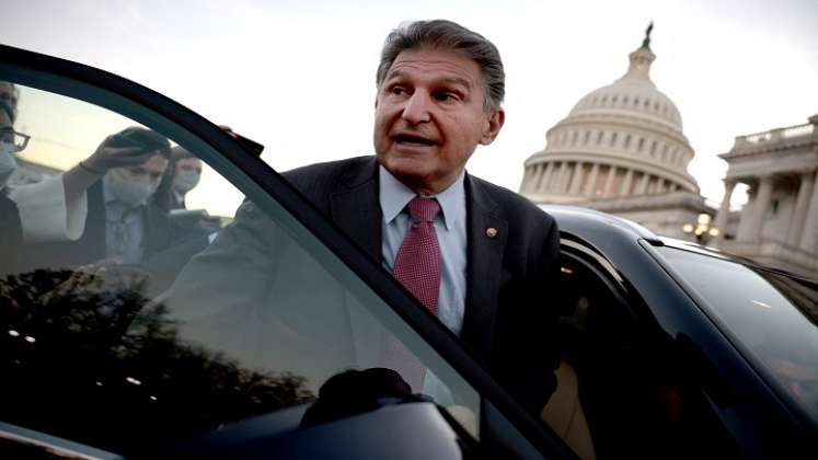 El senador estadounidense Joe Manchin, un demócrata moderado cuyo apoyo es crucial para aprobar un proyecto de ley de gasto social masivo./ AFP