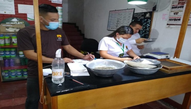 El laboratorio móvil recorre las fincas cafeteras de la zona del Catatumbo.