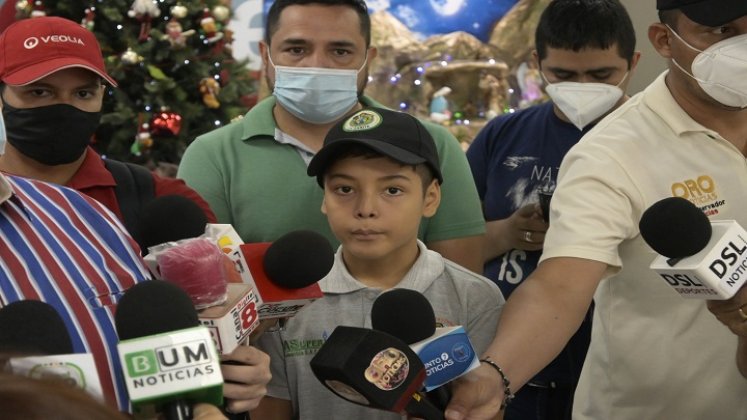 El niño está agradecido con Veolia. / Foto: Jorge Gutiérrez / La Opinión 