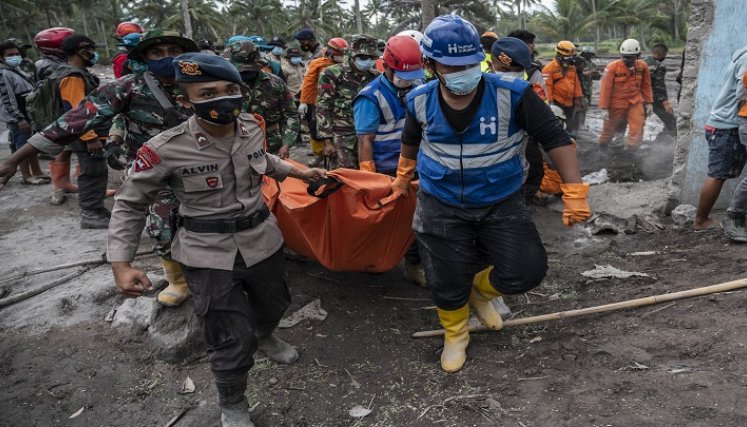 la espectacular erupción que devastó varios pueblos durante el fin de semana./AFP