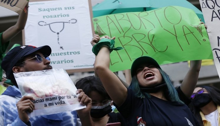 En diferentes regiones de Colombia han marchado a favor y en contra de la despenalización del aborto. /AFP