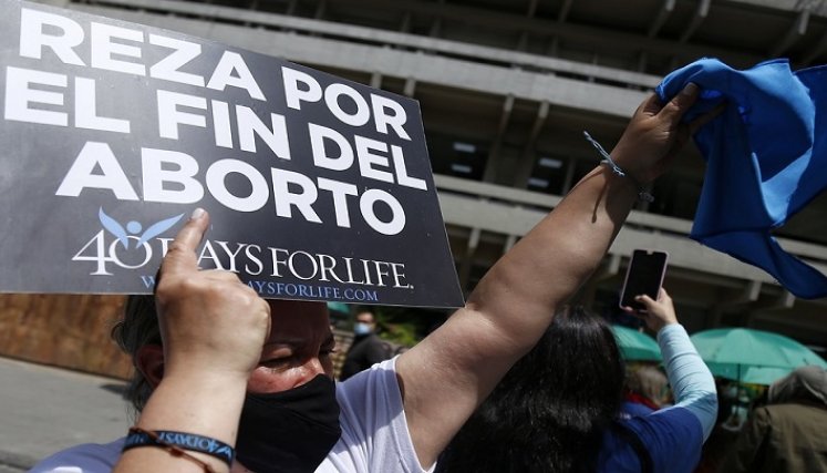 “la mujer que causare su aborto o permitiere que otro se lo cause, incurrirá en prisión de 16 a 54 meses". Colprensa