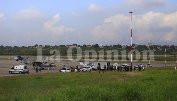 Un alta aglomeración de pasajeros se generó en la afueras del aeropuerto tras las suspensión de vuelos por causas de los atentados terroristas. / Foto: Juan Pablo Cohen
