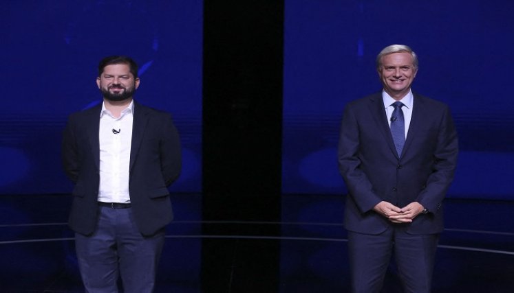 José Antonio Kast y el izquierdista Gabriel Boric tuvieron un duro cruce al enfrentarse en un último debate de cara a la presidencia de Chile,/AFP
