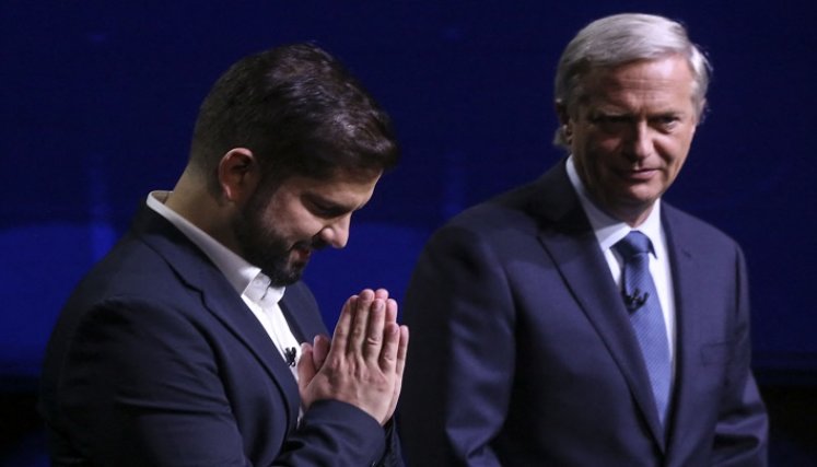 El candidato presidencial chileno Gabriel Boric (izq.), Del partido Apruebo Dignidad, y el candidato presidencial chileno José Antonio Kast, del Partido Republicano./AFP