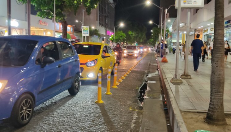 La calle 10, en pleno centro de la ciudad, es uno de los tramos intervenidos con una ciclorruta./ Foto: Leonardo Oliveros