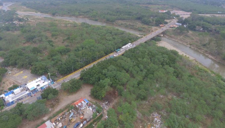 Representantes de los gremios reclamaron que los funcionarios de la Dirección de Impuestos y Aduanas Nacionales (DIAN) no llegaron a la oficina instalada en el puente para que hicieran la actuación aduanera correspondiente. / Foto: Juan Pablo Cohen