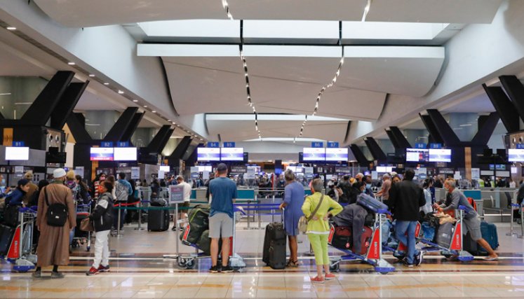 Se habían registrado al menos 2.116 cancelaciones de vuelos, de las cuales 499 son viajes vinculados a Estados Unidos./ Foto: AFP
