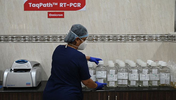 ¿Tres dosis de vacunas podrán resistir a la variante ómicron del coronavirus?