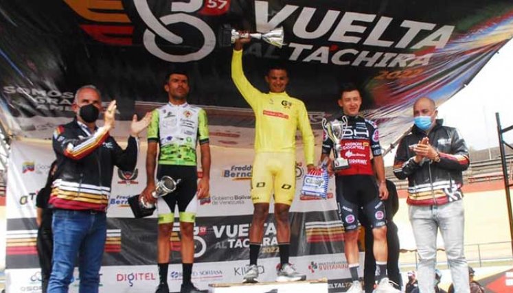 Roniel Campos (centro, campeón de la Vuelta al Táchira 2022