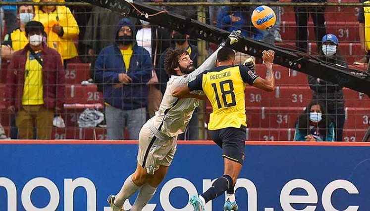 El arquero Alisson Becker de Brasil  sale a cortar un el balón en una llegada de Ecuador.