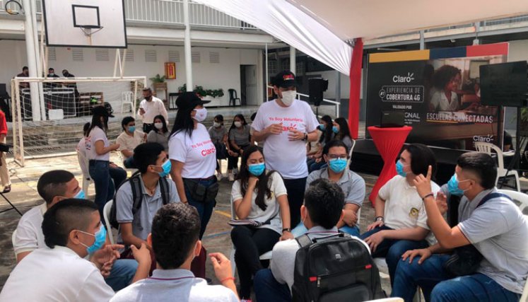 Claro conecta escuelas