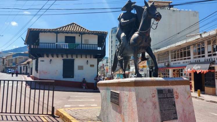 Vándalos manchan las paredes de los monumentos locales.