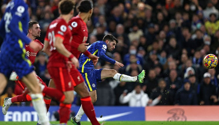 Chelsea y Livepool empataron 2-2 en la Premier League. 