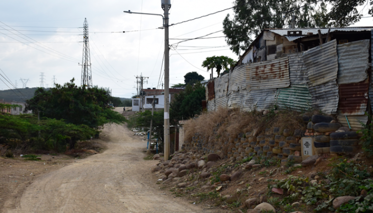 En el barrio las calles están en mal estado y la mayoría de viviendas son en obra negra. 