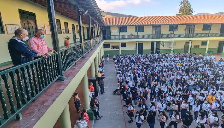 Con todos los protocolos de bioseguridad regresan los estudiantes a las aulas de clases en Ocaña. / Foto: Cortesía / La Opinión 