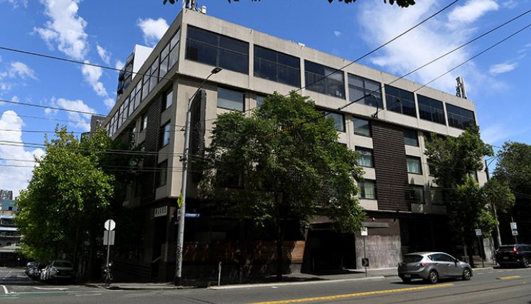 Novak Djokovic estará retenido en un hotel conocido como 'el de los gusanos' en Australia.