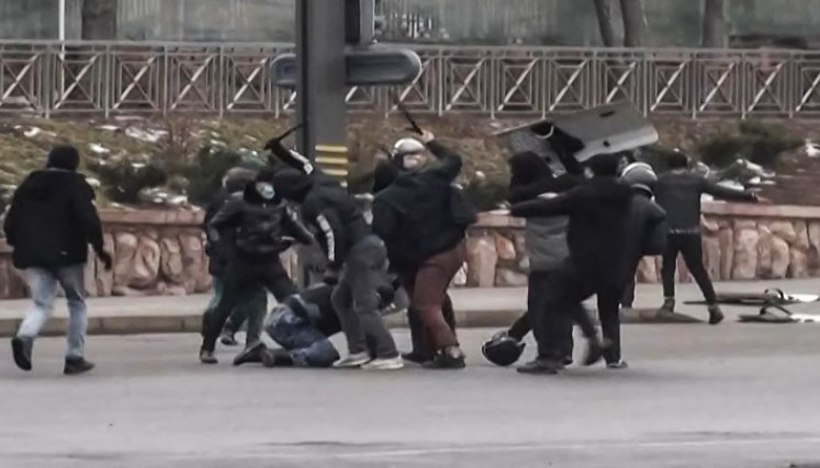 Los manifestantes chocando con las fuerzas de seguridad de Kazajstán durante una manifestación en la ciudad más grande del país, Almaty. /AFP