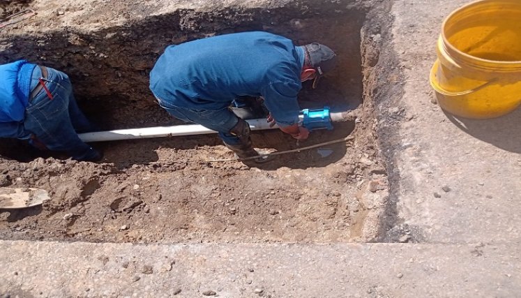 La empresa ha reparado 17 daños en la tubería de agua potable. Foto: Cortesía/La Opinión.