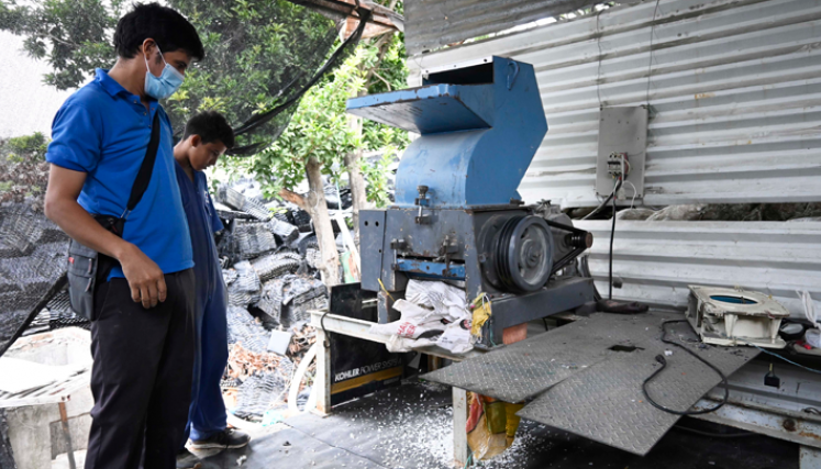 Los materiales son puestos en una máquina para triturarlos y prepararlos.