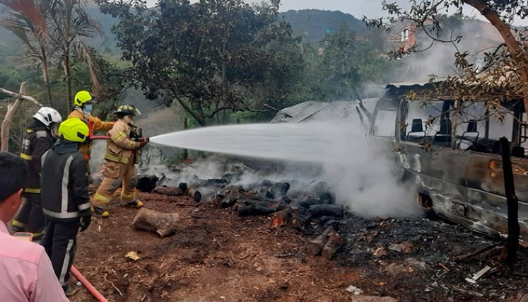 Tres vehículos incinerados en parqueadero de hotel en Pamplonita