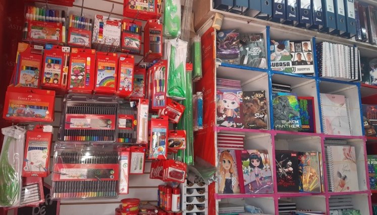 Algunos útiles escolares subirán de precios. Comerciantes señalan que hay escasez de papel. / Foto: Deicy Sifontes / La Opinión 