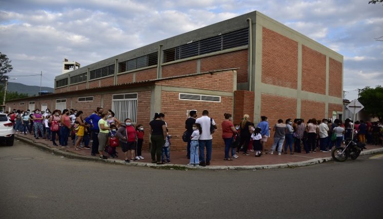Los padres de familia acompañaron a sus hijos en el regreso a clases. / Foto: Pablo Castillo / La Opinión 