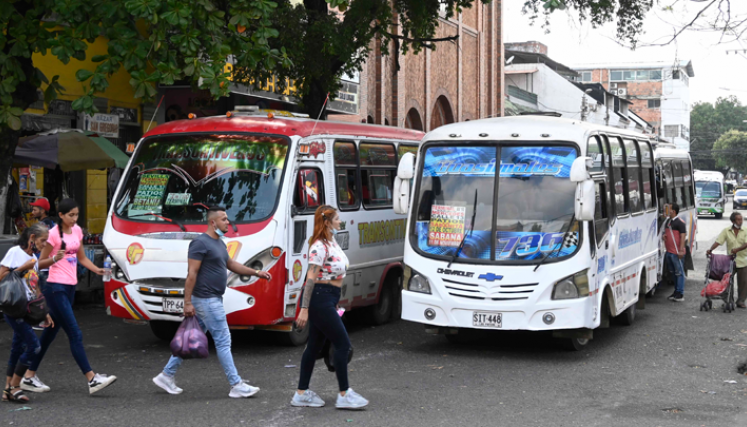 El llamado de atención a los conductores es a evitar las aglomeraciones en el transporte público. 