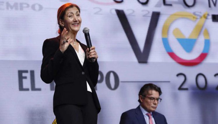 Ingrid Betancourt y Alejandro Gaviria protagonizan una acalorada discusión. / Foto: Twitter Semana