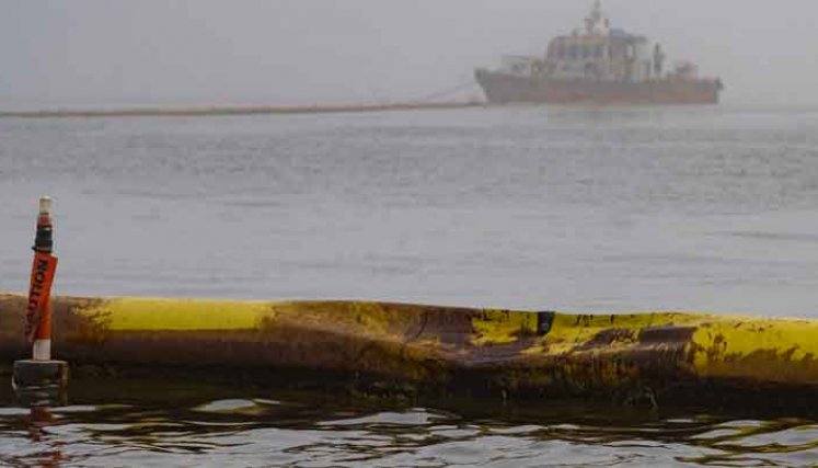 Barreras flotantes para proteger las playas del petróleo a la deriva se ven en la ciudad turística de Ancón, Perú. 