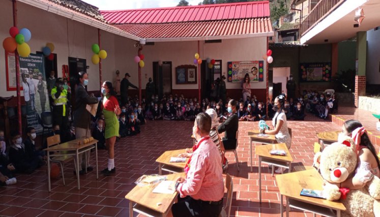 Los estudiantes de primaria fueron recibidos con música, teatro y danzas. Foto: Roberto Ospino/La Opinión.