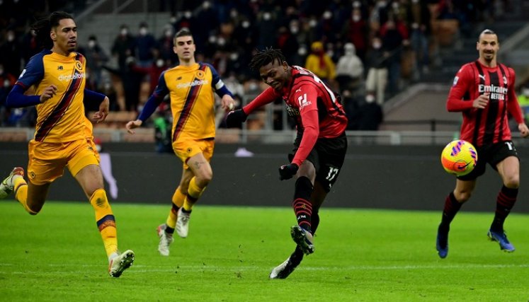El AC Milan, pese a una plantilla diezmada por los casos de COVID-19 y los tres ausentes, debido a la Copa de África de Naciones, inició perfectamente el año derrotando al AS Roma (3-1), ayer, en el estadio San Siro, ubicado en Milán, Italia.  Los Rossoneri (segundos en la clasificación) se colocan provisionalmente a un punto del líder, el Inter de Milán, cuyo partido previsto en Bolonia, en la jornada 20, no se disputó debido a casos de COVID-19 en la plantilla del equipo local.  Con Zlatan Ibrahimovic sup