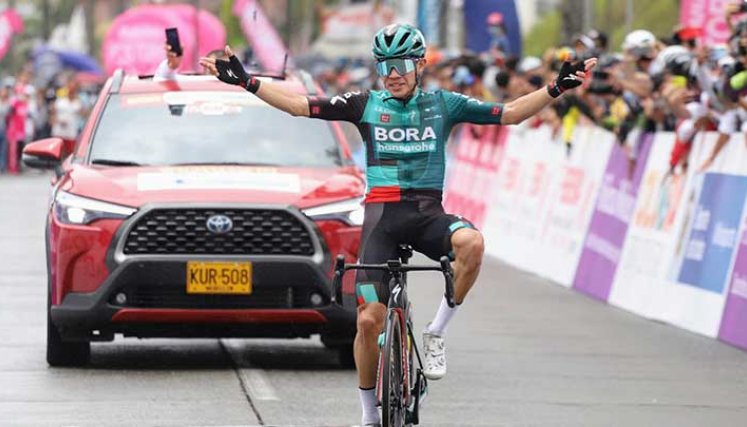 Sergio Higuita estrena su título nacional en la Vuelta Algarve 2022. 