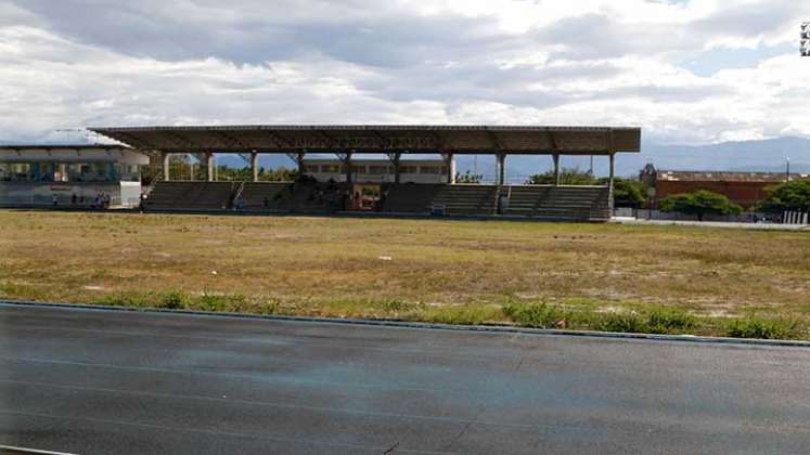 Hacía lucía la grama del estadio Centenario de Atletismo hace cuatro años.