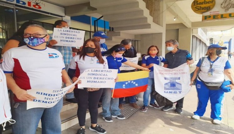 Lo que ganan no les alcanza ni para un mercado mínimo. / Foto: Anggy Polanco / La Opinión 