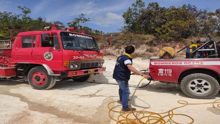 Bomberos apacigua las llamas de los incendios.