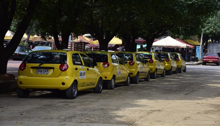 Los taxistas aseguran que día a día crece más la piratería en la ciudad y el área metropolitana. / Foto: Pablo Castillo / La Opinión 