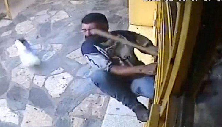 El hombre rompió el vidrio con una piedra para ingresar. / Foto: Twitter