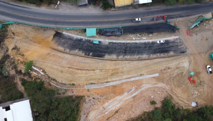 Trabajan en los acceso del nuevo puente. Foto: Cortesía/La Opinión. 