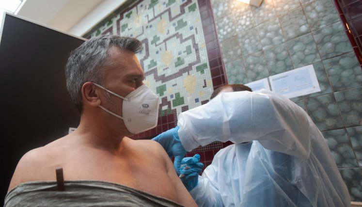 El presidente de Austria firmó el 4 de febrero de 2022 una ley que hace obligatoria la vacunación contra la COVID-19 para todos los adultos, una novedad en la Unión Europea.