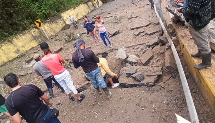 El estadillo dejó destrozos en la calzada y afectó el ingreso de vehículos al puente que está metros más adelante.
