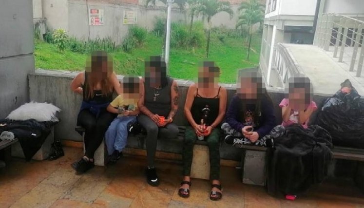 Las mujeres han pasado las últimas noches durmiendo en las afueras de la sala de denuncias del búnker de la Fiscalía, en Medellín.