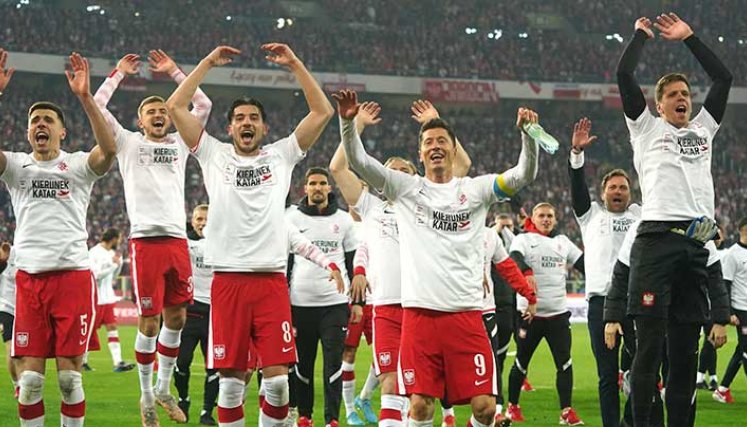 Robert Lewandowski (9) con sus goles clasificó a Polonia al Mundial de Catar