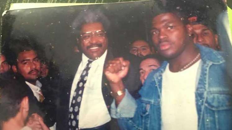 Su papá Jesús Javier Mosquera (derecha) se estacó en el boxeo local. Acá, acompañado del legendario empresario Don King.