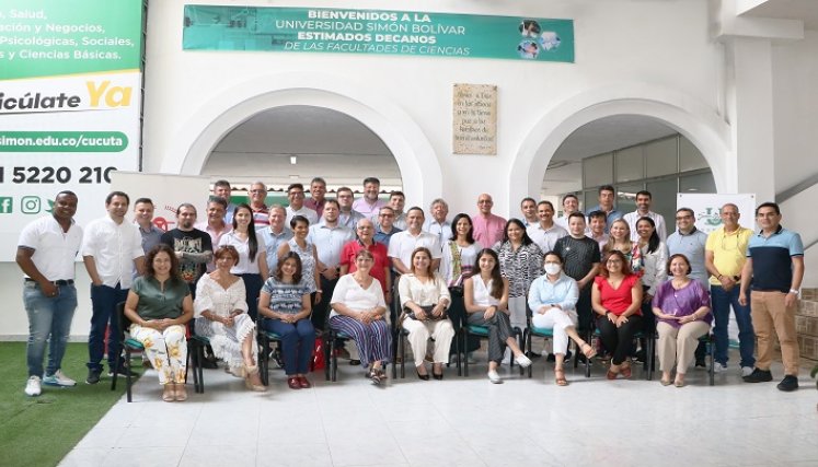 Los académicos volvieron a una sesión presencial luego de dos años de pandemia. / Foto: Cortesía / La Opinión 