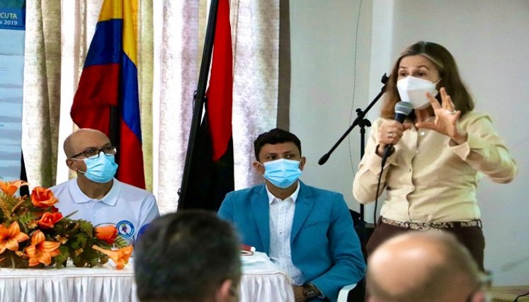 El secretario de Educación a nivel departamental adelanta mesas de trabajo en Ocaña para adoptar estrategias encaminadas a solventar los problemas presentados frente a la carencia de maestros y mejoramiento de la infraestructura educativa.